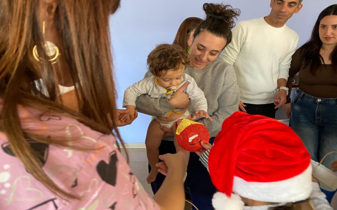 Villancicos y adornos navideños alegran el Clínico San Cecilio