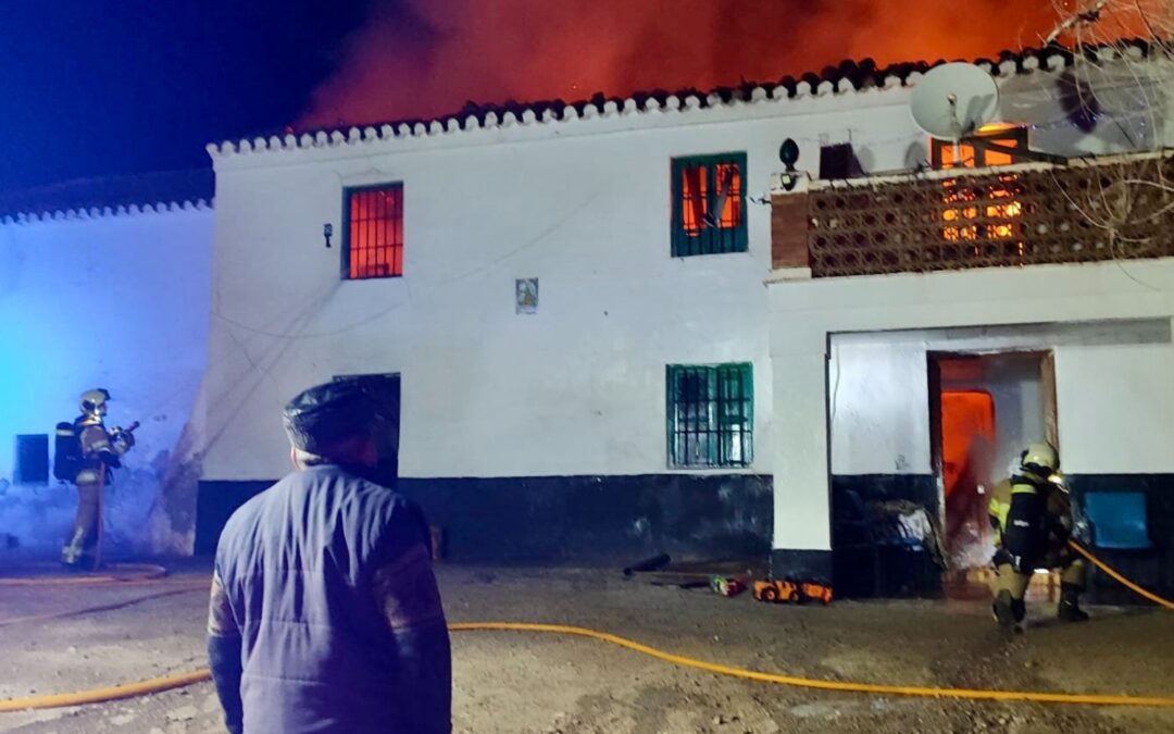 Rescatan a una familia con un niño del incendio de un cortijo en Fonelas