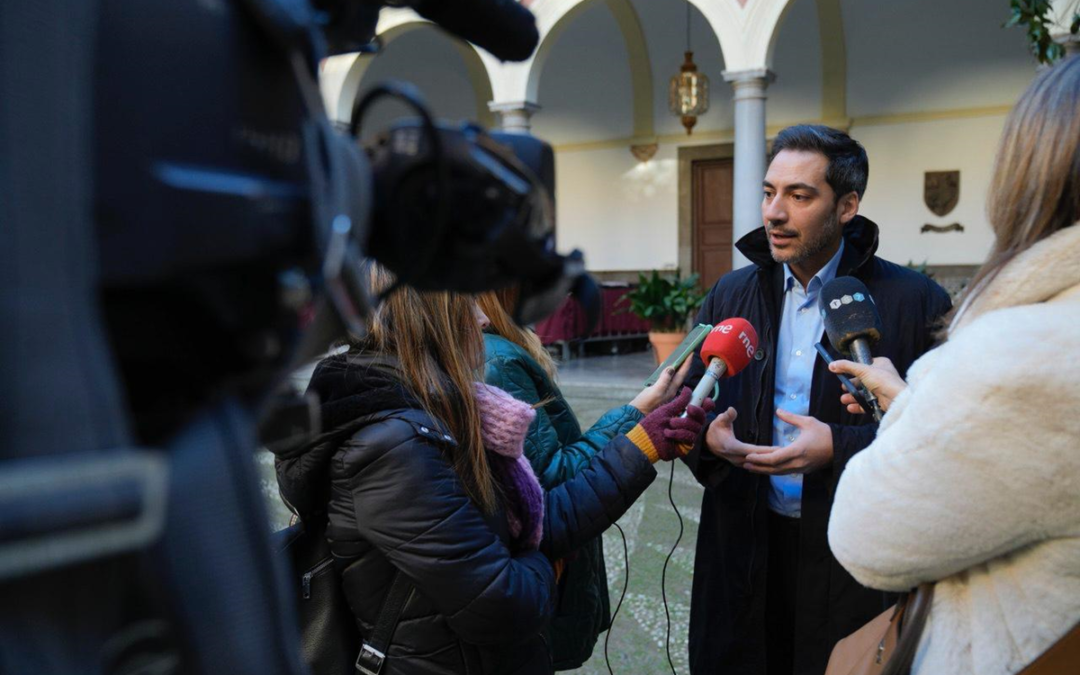 El PSOE critica el retraso para paralizar la concesión de licencias turísticas