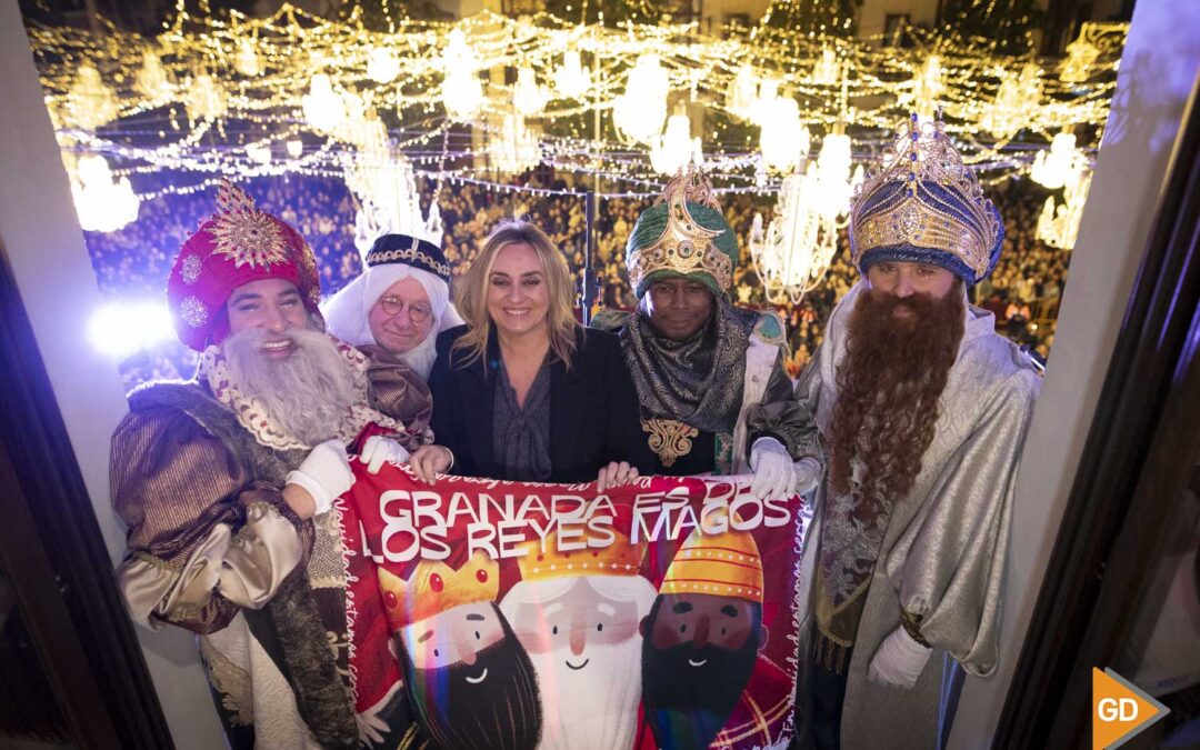 Lluvia de ilusión en una idílica Cabalgata de Reyes Magos en Granada