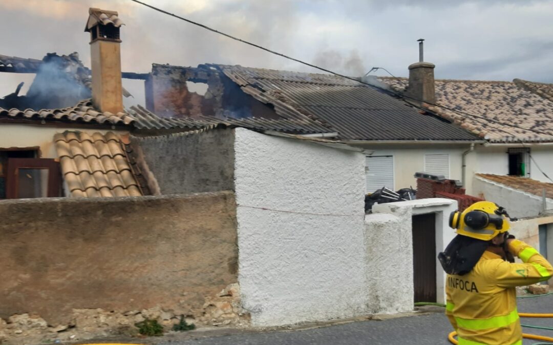 Desalojadas varias personas por un incendio que afectó a tres viviendas en Fornes