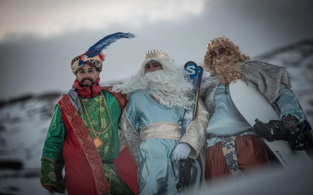 Los Reyes Magos llegan esquiando a Sierra Nevada con la promesa de nieve nueva