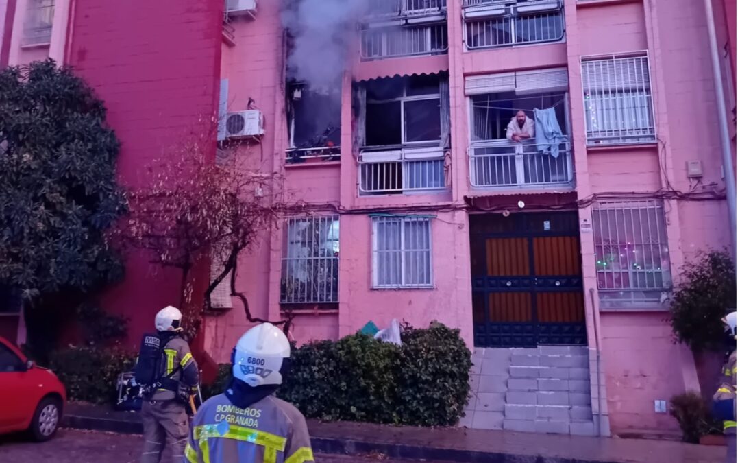 El incendio en un piso de Granada se salda con diez personas afectadas por humo