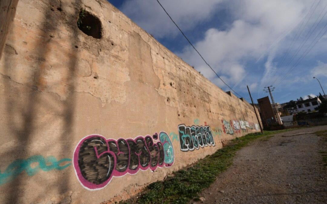 PSOE pide cámaras de seguridad en el entorno de la muralla de la Alberzana por el aumento de pintadas