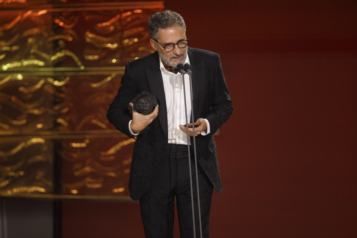 Imagen del cantante Jorge Drexler recoge en nombre del director Walter Salles el Goya a Mejor Película Iberoamericana por 'Ainda estou aquí' en la 39º edición de los Premios Goya, en el Palacio de Exposiciones y Congresos de Granada | Foto: Álex Cámara / EP