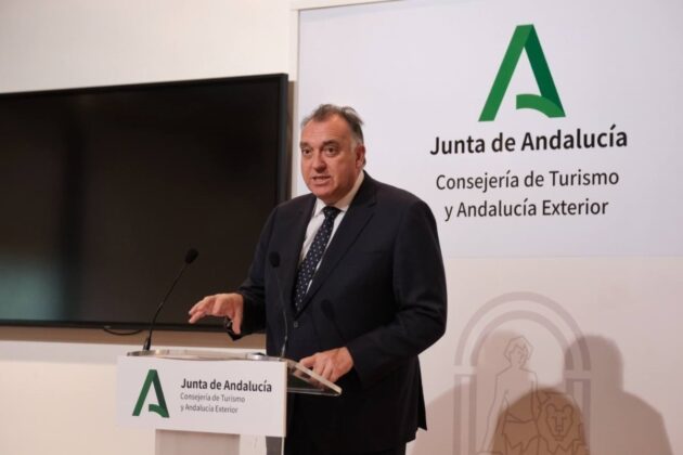 Consejero de Turismo y Andalucía Exterior, Arturo Bernal, en una rueda de prensa en Sevilla | Foto: Junta de Andalucía