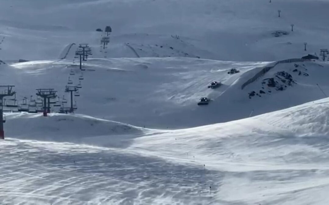 Vídeo | Así son las fuertes rachas de viento que impiden la apertura de Sierra Nevada