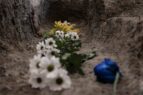 Imagen de unas flores en una de las fosas comunes del Barranco de Víznar | Foto: Francisco de Asís Carrión Jiménez / UGR