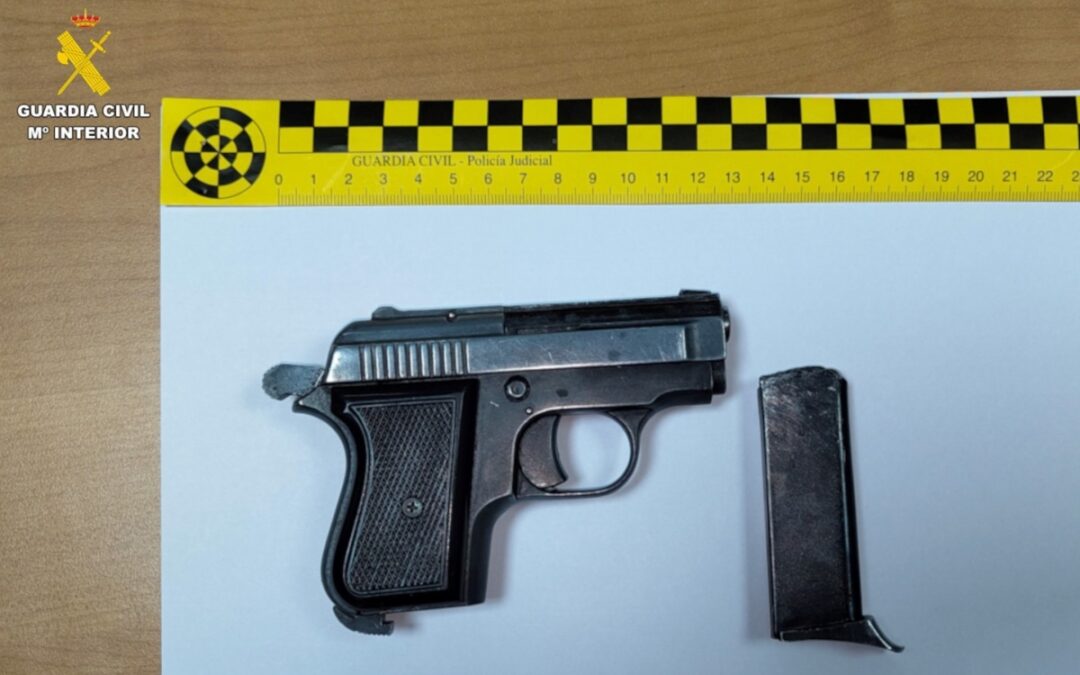Detenido con una pistola lista para disparar junto a un pub de Albolote