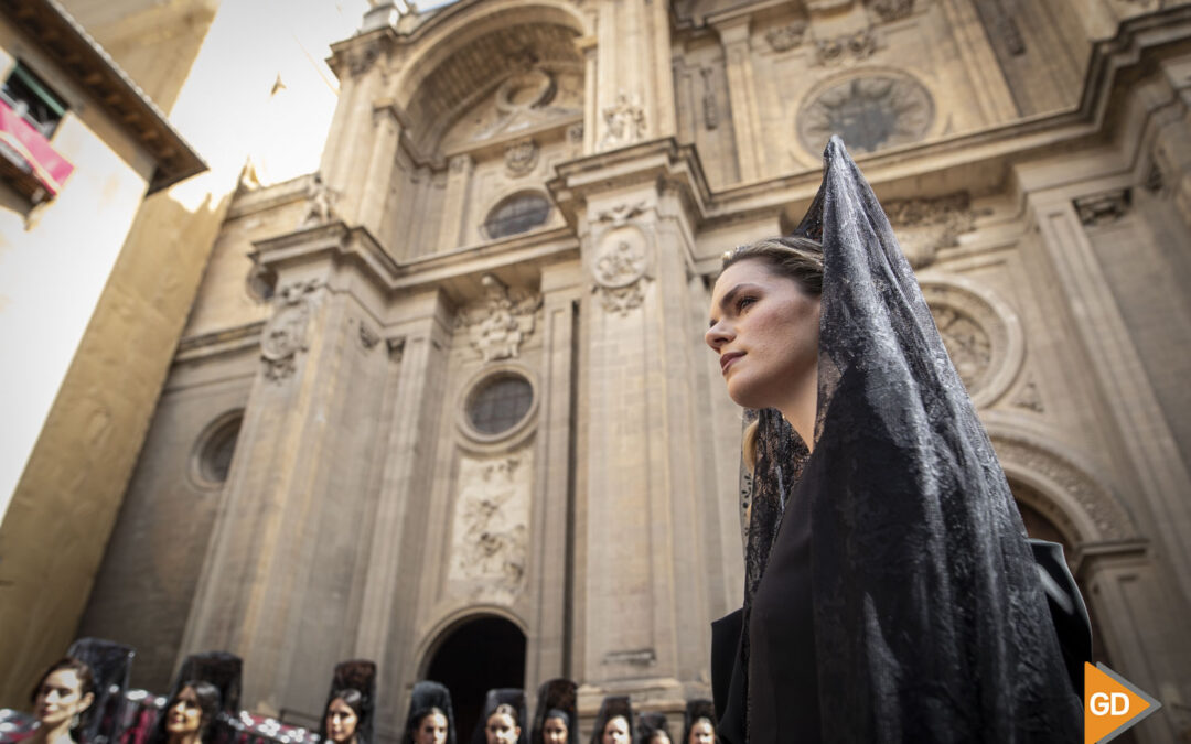 Galería | Las mantillas se adueñan del centro de Granada en el Viernes de Dolores