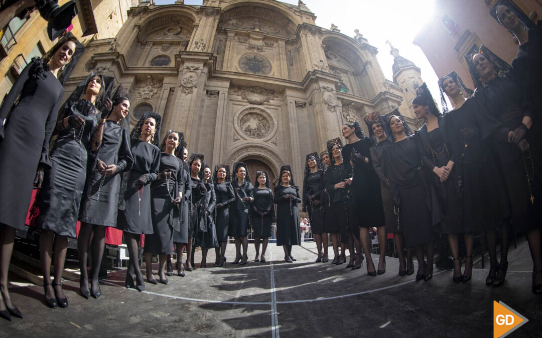 Vídeo | Tradición y moda se unen para ensalzar la mantilla granadina y su bordado