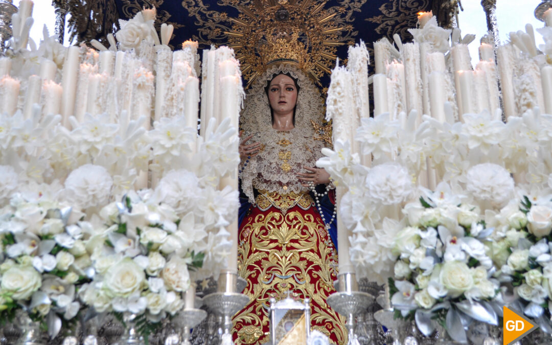 Vídeo | El Albayzín se alza como alma del Jueves Santo en Granada