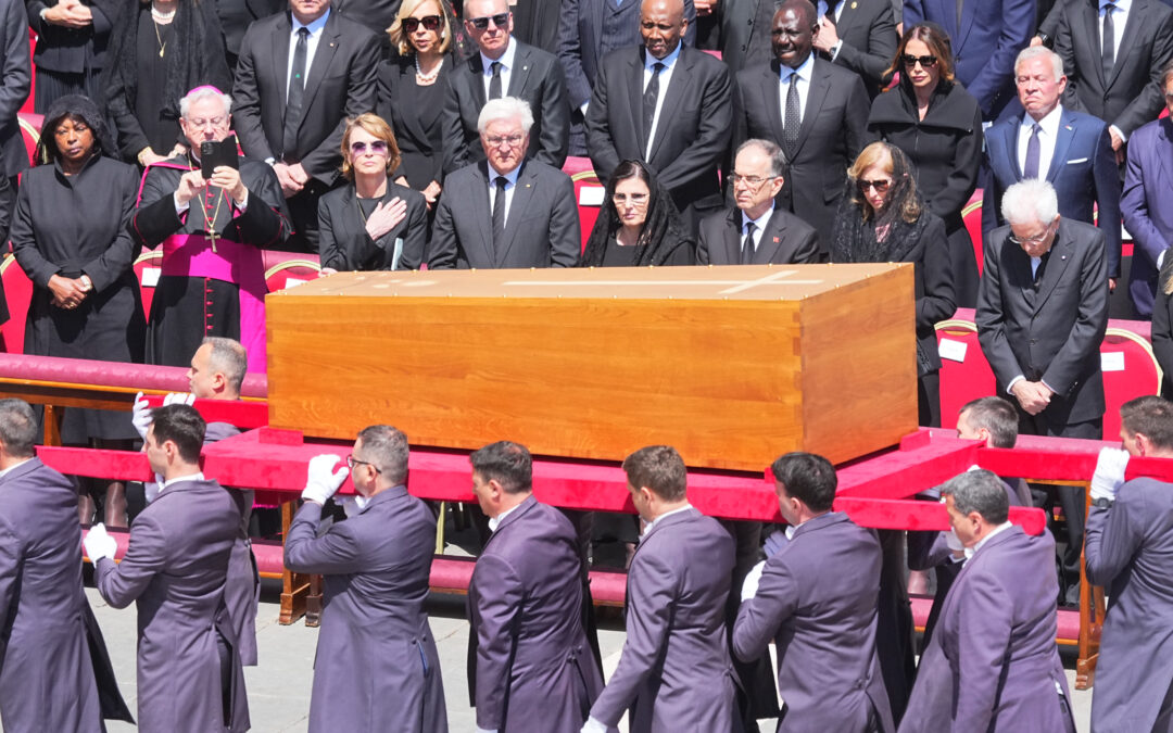 Más de 200.000 fieles dan el último adiós al Papa Francisco