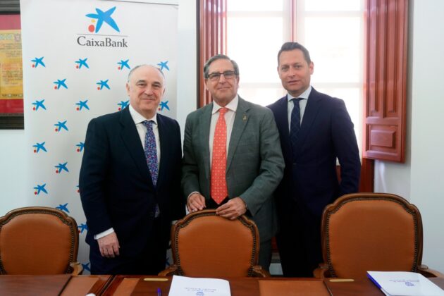 Imagen del decano del Colegio de abogados, Leandro Cabrera junto al tesorero de la institución, José Miguel Zurita y el director territorial de Caixabank en Andalucía, Juan Ignacio Zafra | Foto: Gabinete
