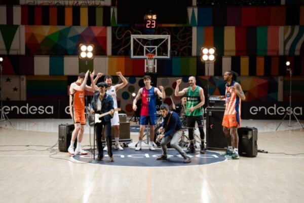 Imagen del grupo Sidecars y jugadores de la Liga Endesa en un momento de la grabación del vídeo promocional de Endesa Play | Foto: Endesa
