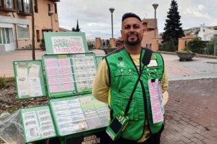 Imagen del vendedor de la ONCE Roberto Framit que ha repartido 350.000 euros en Monachil | Foto: Once