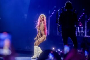 La cantante Karol G durante una actuación en el Santiago Bernabéu en 2024 | Foto: Ricardo Rubio / EP
