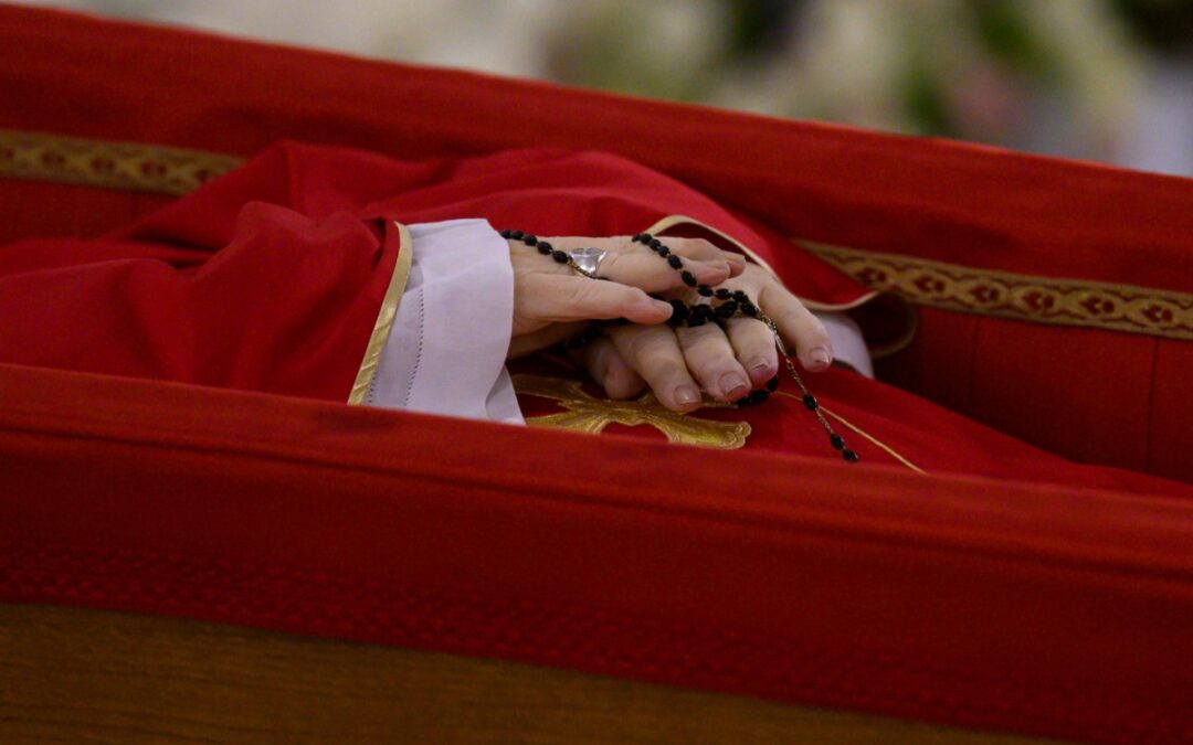 Comparten las primeras imágenes del Papa Francisco en su féretro