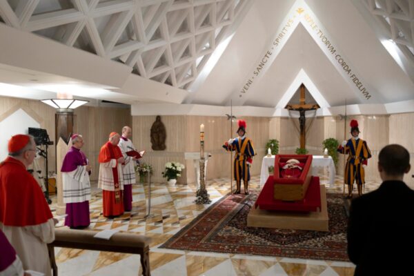 Papa Francisco I en su féretro | Foto: Vatican Media Press Office / Zuma Press