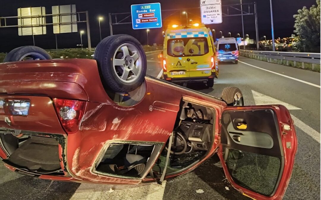 Tres heridos tras volcar un coche en la A-395 a la altura de Ogíjares