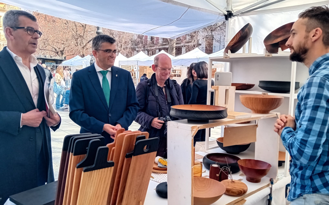 La artesanía local se hace ver en la plaza Bib-Rambla
