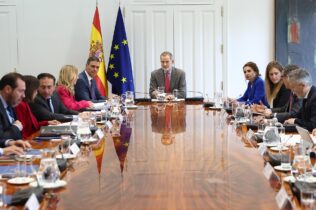 El Rey Felipe VI (c) preside la reunión del Consejo de Seguridad Nacional
