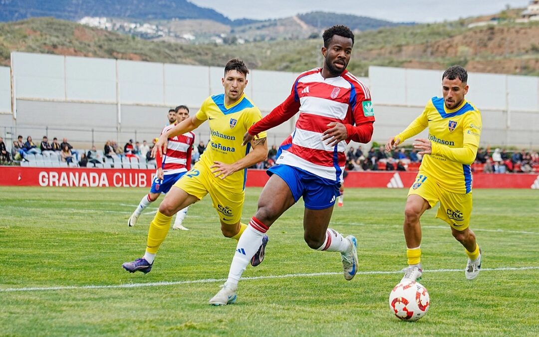El Recreativo Granada vuelve a ganar en casa y sigue con opciones de salvarse