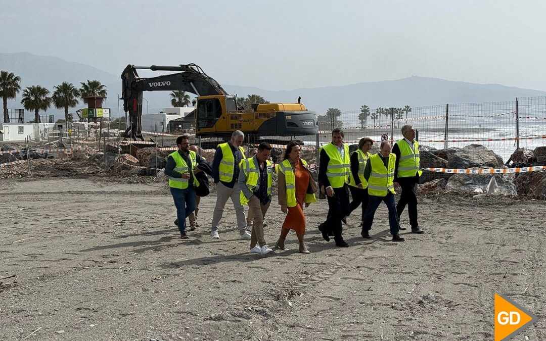 El avance de las obras del espigón permiten a Playa Granada encarar su primera Semana Santa sin escalón