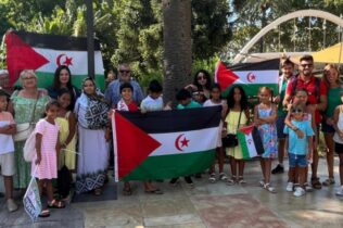 Niños con sus familias de acogida en España