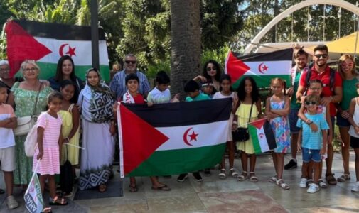 Niños con sus familias de acogida en España