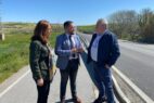 El diputado de Obras Públicas y Vivienda, José Ramón Jiménez, junto al alcalde de Chimeneas, Miguel Pérez