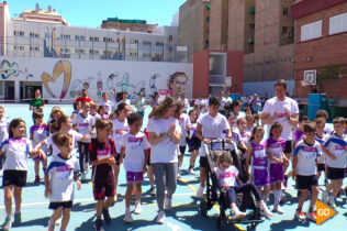 La sonrisa de Elenita se hace enorme en la carrera escolar solidaria 'Dale la vuelta al ADN'