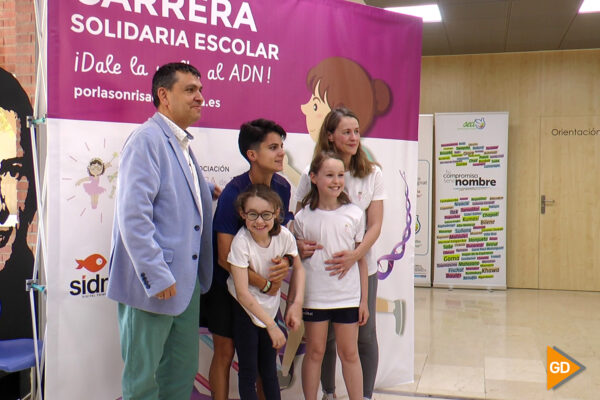 La sonrisa de Elenita se hace enorme en la carrera escolar solidaria 'Dale la vuelta al ADN'