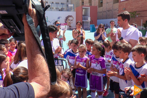 La sonrisa de Elenita se hace enorme en la carrera escolar solidaria 'Dale la vuelta al ADN'