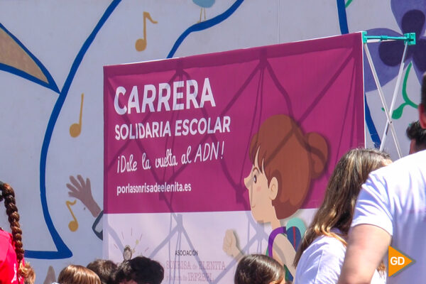 La sonrisa de Elenita se hace enorme en la carrera escolar solidaria 'Dale la vuelta al ADN'