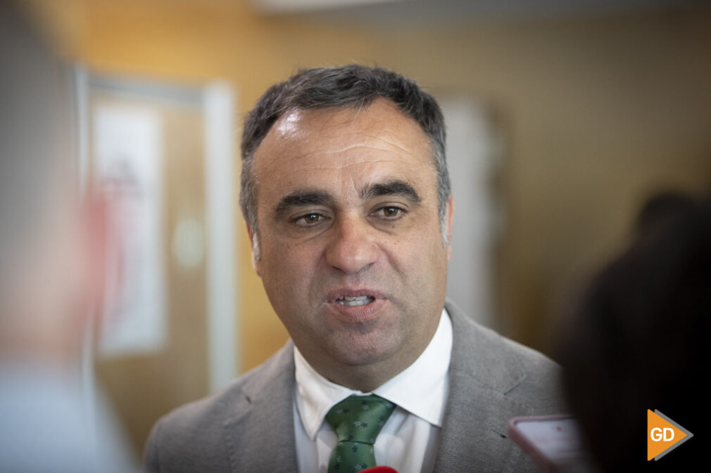 El presidente de la Diputación, Francis Rodríguez, atiende a los medios junto al presidente de la Cámara de Cuentas de Andalucía, Manuel Alejandro Cardenete, antes del inicio de una jornada sobre rendición de cuentas de entidades locales