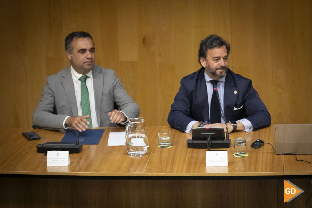 El presidente de la Diputación, Francis Rodríguez, atiende a los medios junto al presidente de la Cámara de Cuentas de Andalucía, Manuel Alejandro Cardenete, antes del inicio de una jornada sobre rendición de cuentas de entidades locales