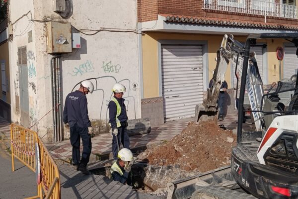 operarios arreglan avería albolote