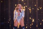 Melody cantando en Eurovisión
