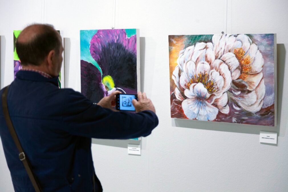 Exposición 'Florecer' del Taller de Arte y Creatividad del Aula Permanente de Formación Abierta de la UGR