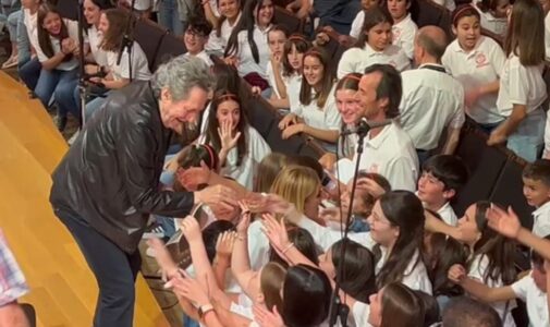 Miguel Ríos canta con niños y Orquesta Ciudad De Granada