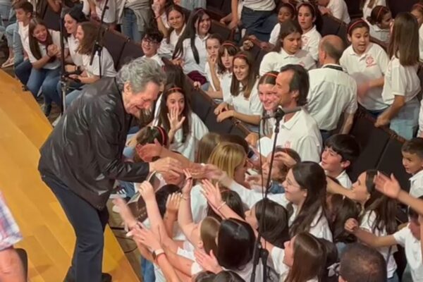 Miguel Ríos canta con niños y Orquesta Ciudad De Granada