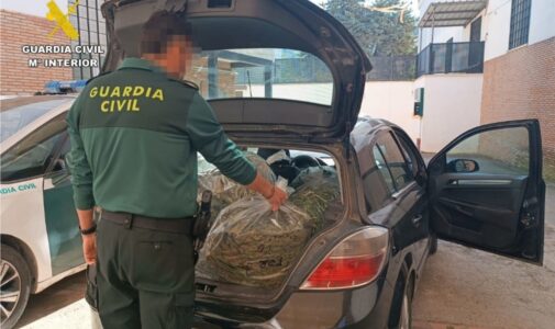 Pillado con tres kilos de marihuana por adelantar de forma temeraria a la Guardia Civil