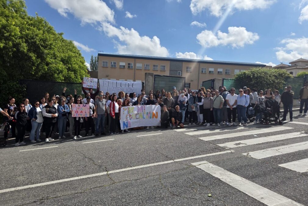 Casi 200 padres y madres del CEIP Alzawiya de La Zubia protestan por el cierre de una línea de Infantil
