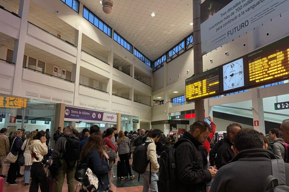 Viajeros tratan de buscar alternativas ante el fallo del AVE