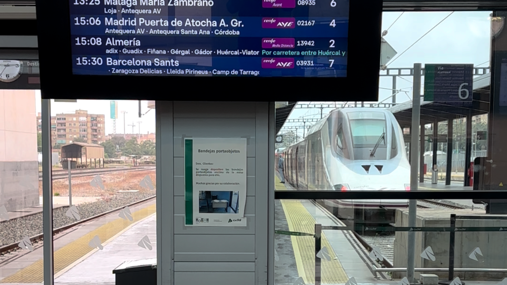 El AVE con destino Madrid espera el momento para emprender su trayecto