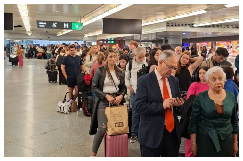 Cola de pasajeros esperando la salida de su AVE