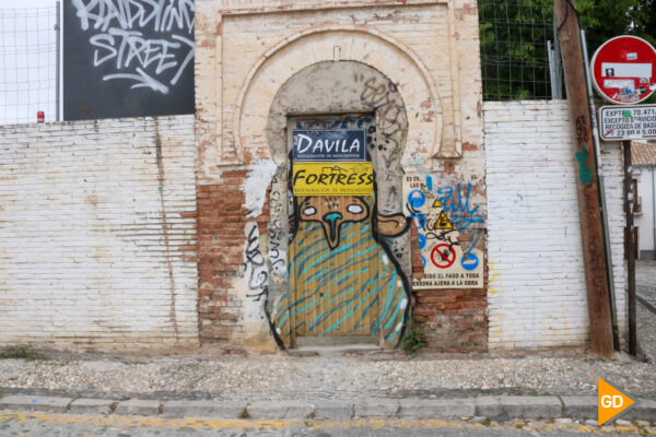 El barrio del albayzin lleno de micropinturas