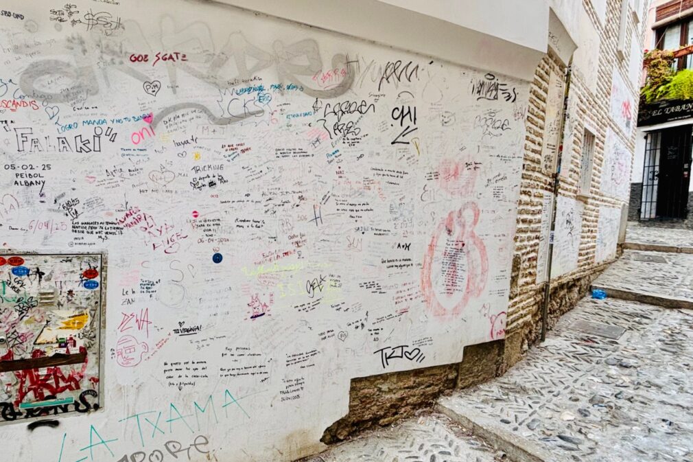 pintadas en muros del Albaicín