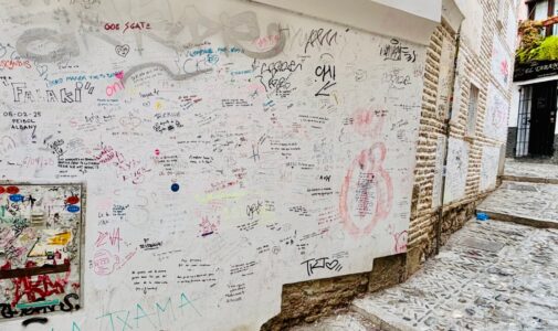 pintadas en muros del Albaicín